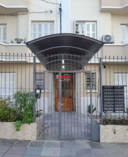 Apartamento no Centro térreo de 2 dormitórios com 2 pátios DESOCUPADO