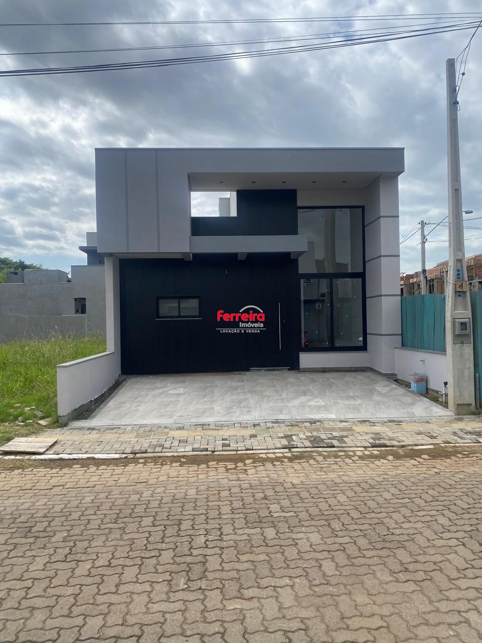 Casa em Condomínio 3 dorm, 151m², sala, cozinha, banheiro, varanda, churrasqueira.