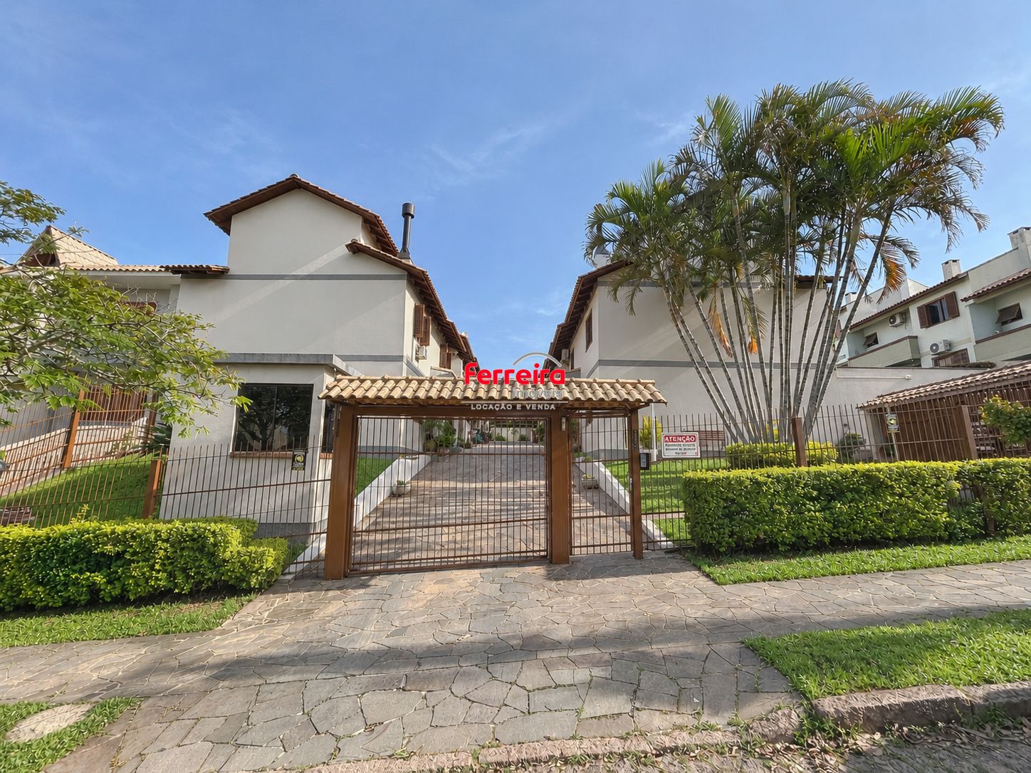 Casa em condomínio com piscina privativa.