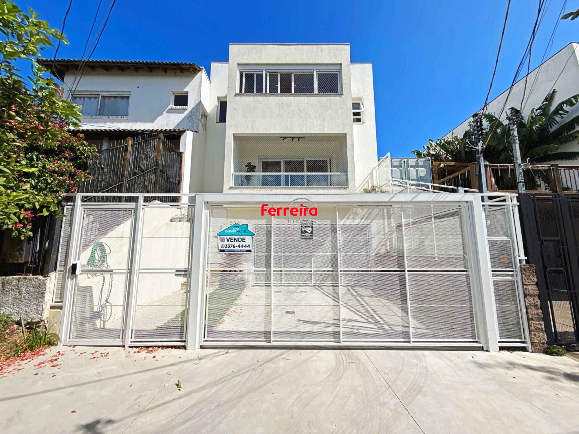 Linda residência com  3 dormitórios, sendo 1 suíte, com Linda Vista do Bairro.