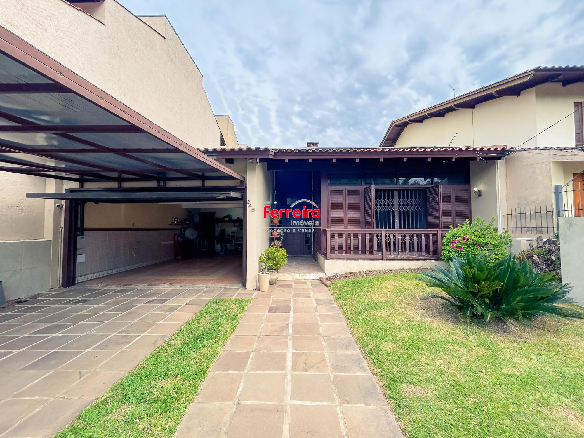" Oportunidade" Linda Casa com 4 dormitórios, piscina, lareira e Salão de festas semimobiliada  Bairro Vila assunção