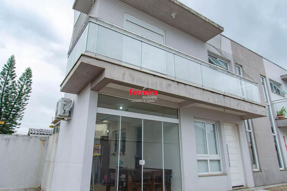 Casa de 3 dormitórios e 2 vagas de garagem em Canoas.