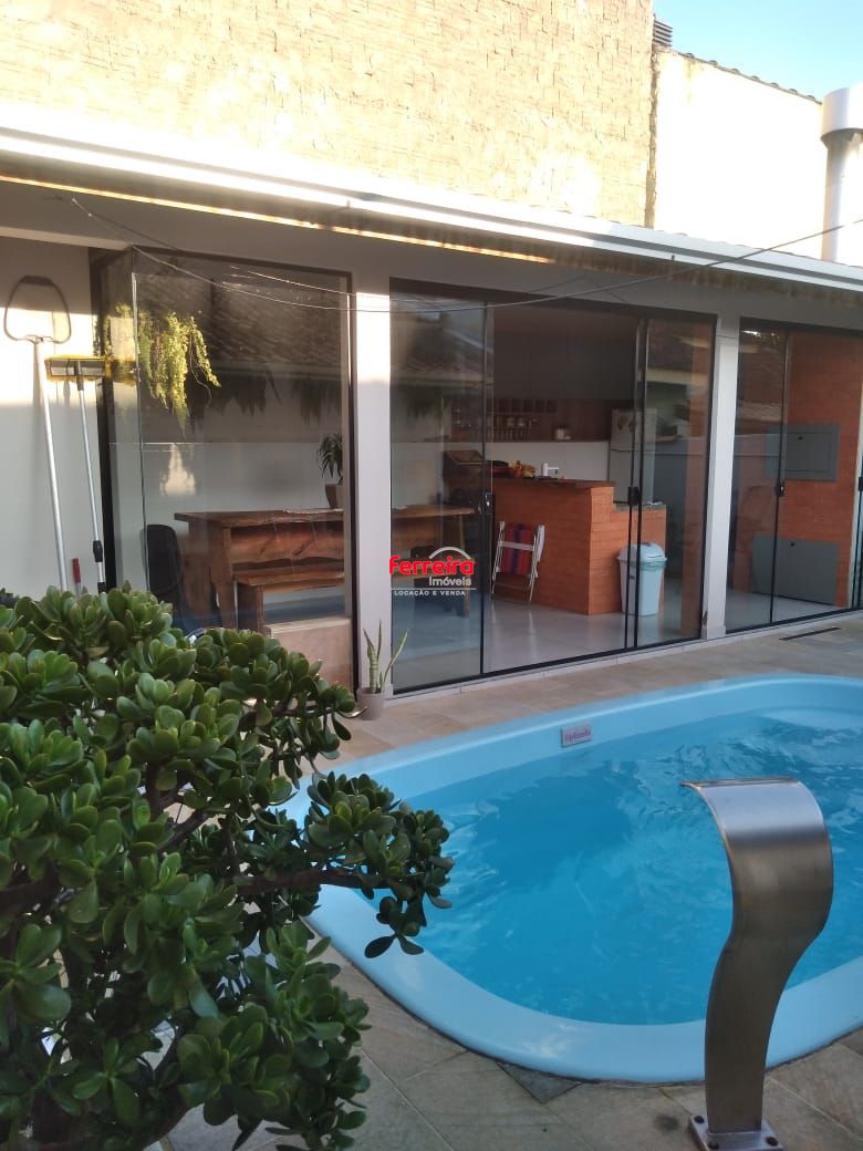 Casa de 3 dormitórios no bairro Porto Verde.