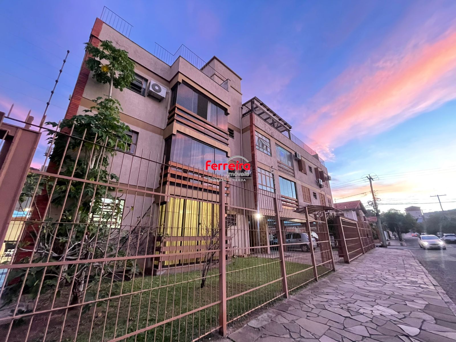 Apartamento térreo garden com 3 dormitórios, 1 suíte, 3 vagas de garagem