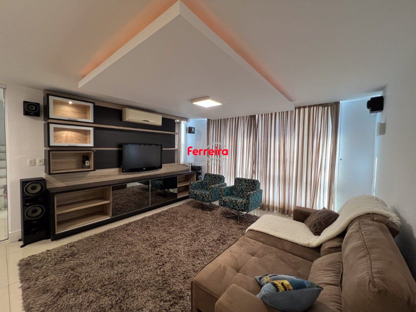 Casa semi mobiliada de 3 dormitórios e 4 vagas no bairro Cascata