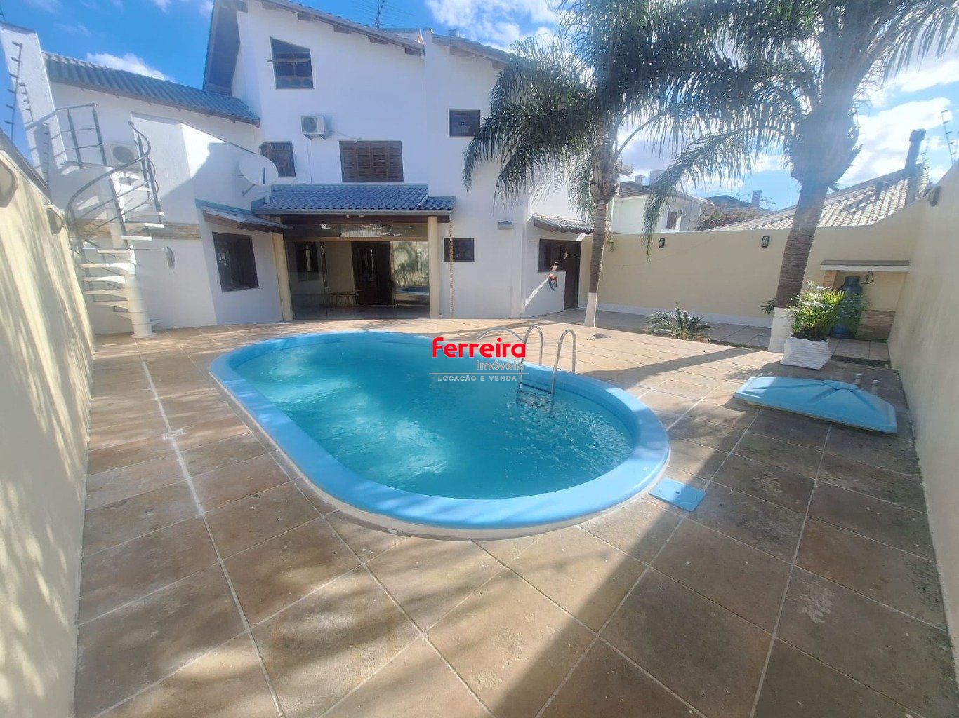 Casa 5 dormitórios, 1 suíte,  piscina e 2 vaga de garagem em Canoas.