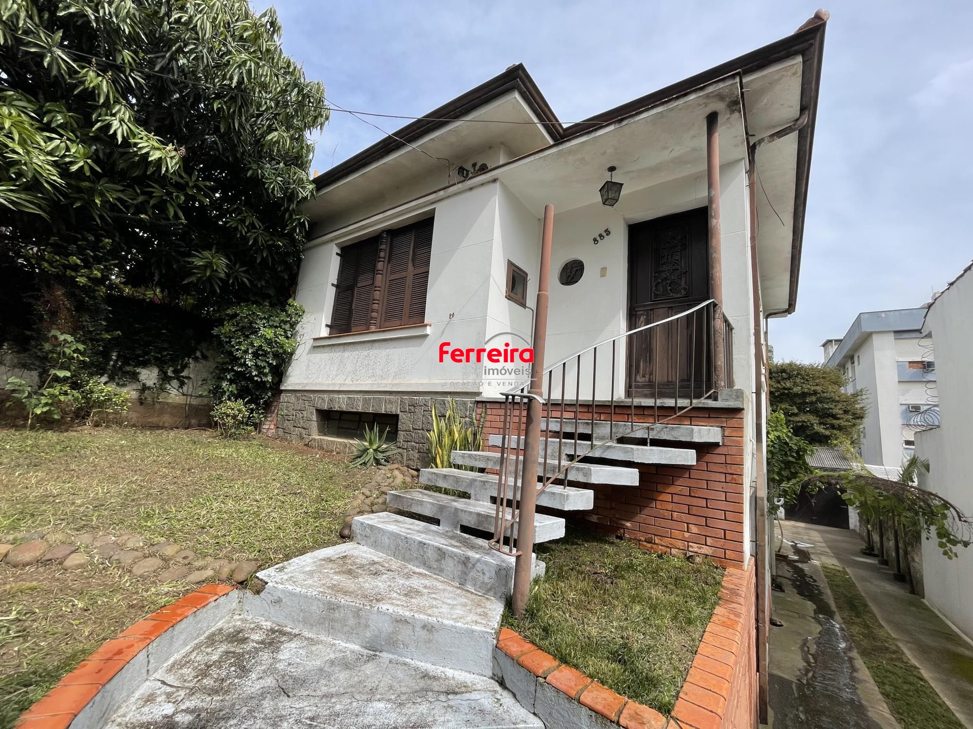 Casa com 3 dormitórios e ampla garagem Bairro Higienópolis