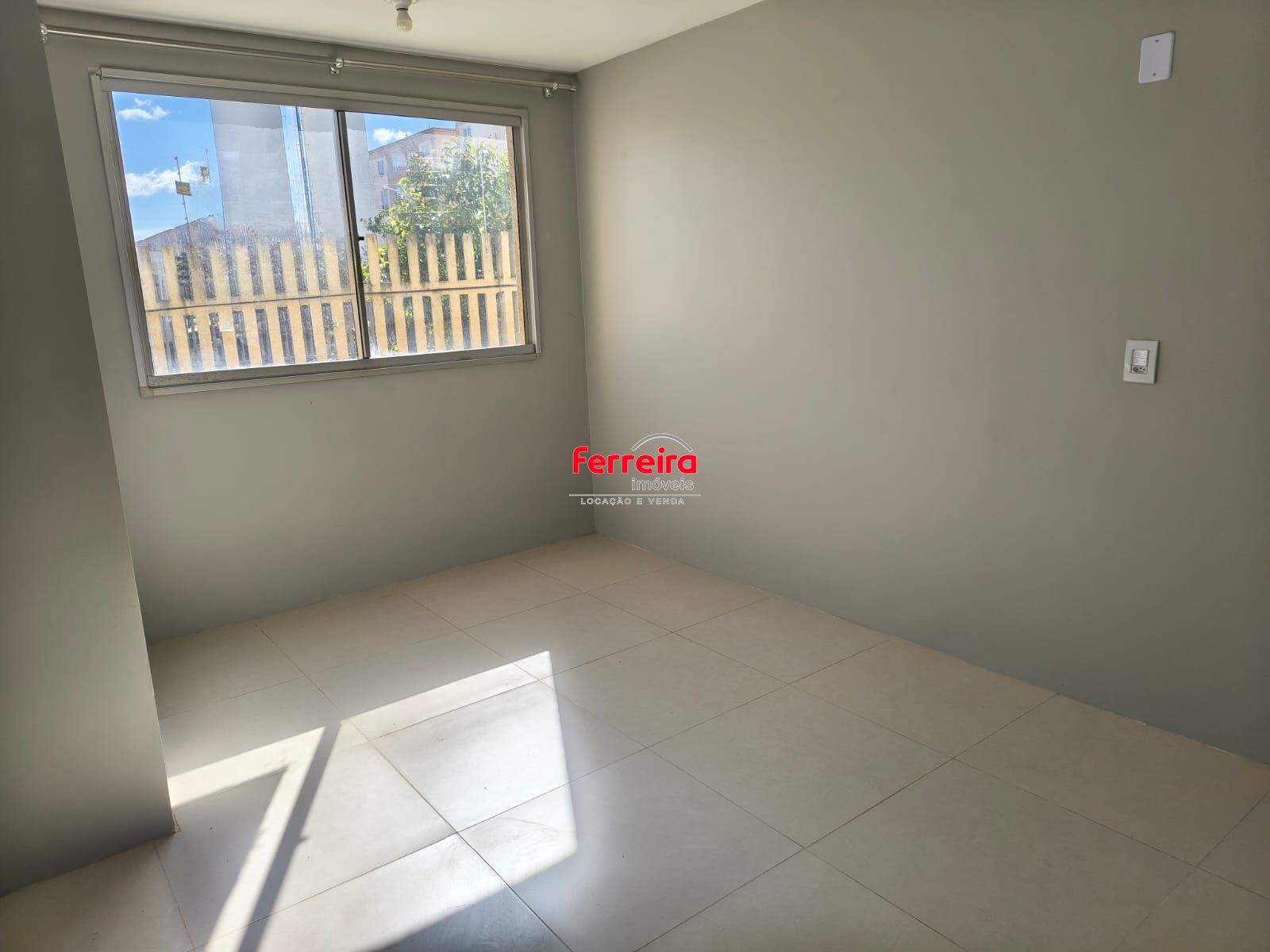 Apartamento Térreo, 2 quartos, vaga, piscina e portaria 24hr no bairro Sarandi.