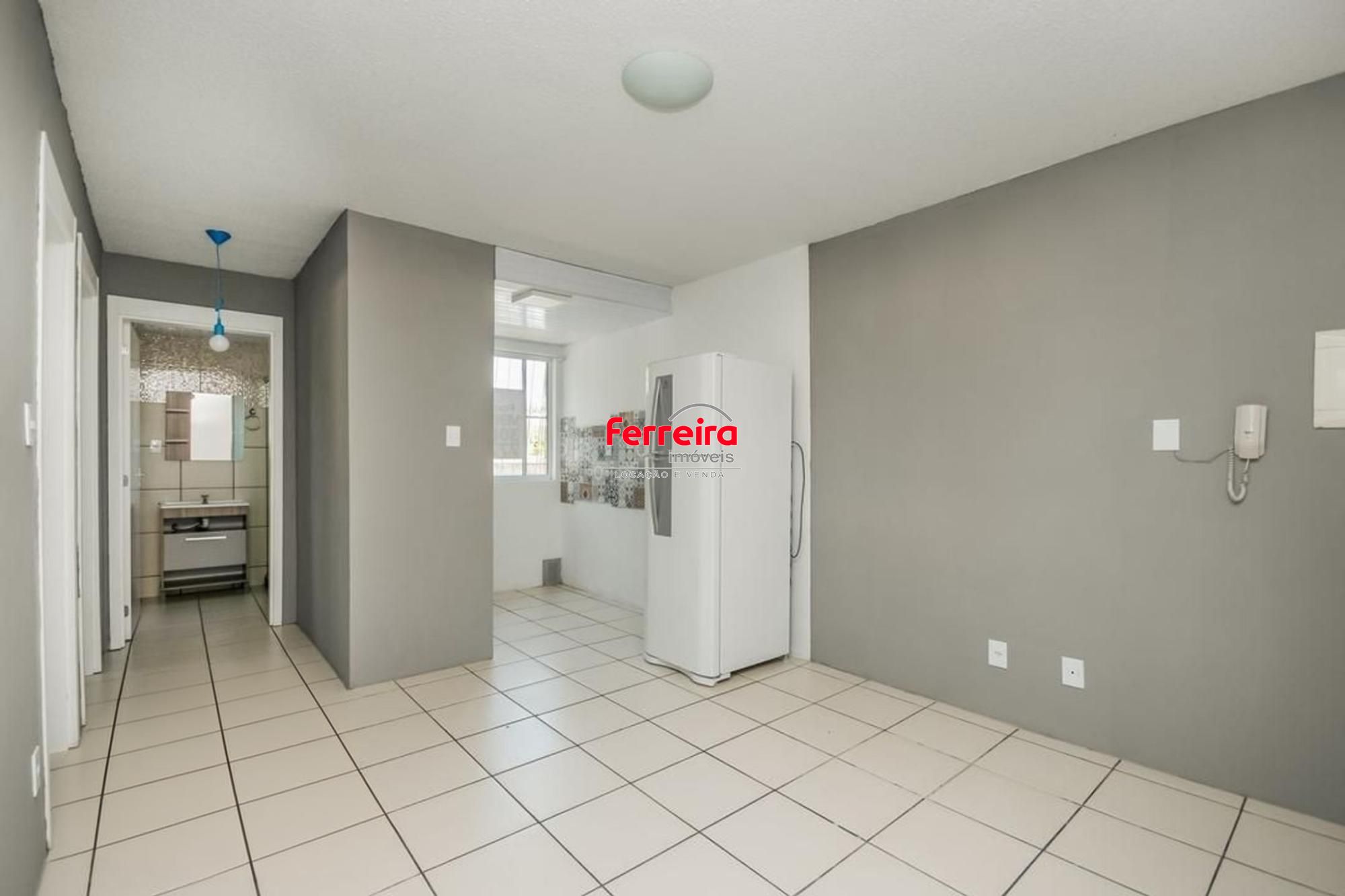 Apartamento térreo de 2 quartos, portaria 24 horas no bairro Glória.