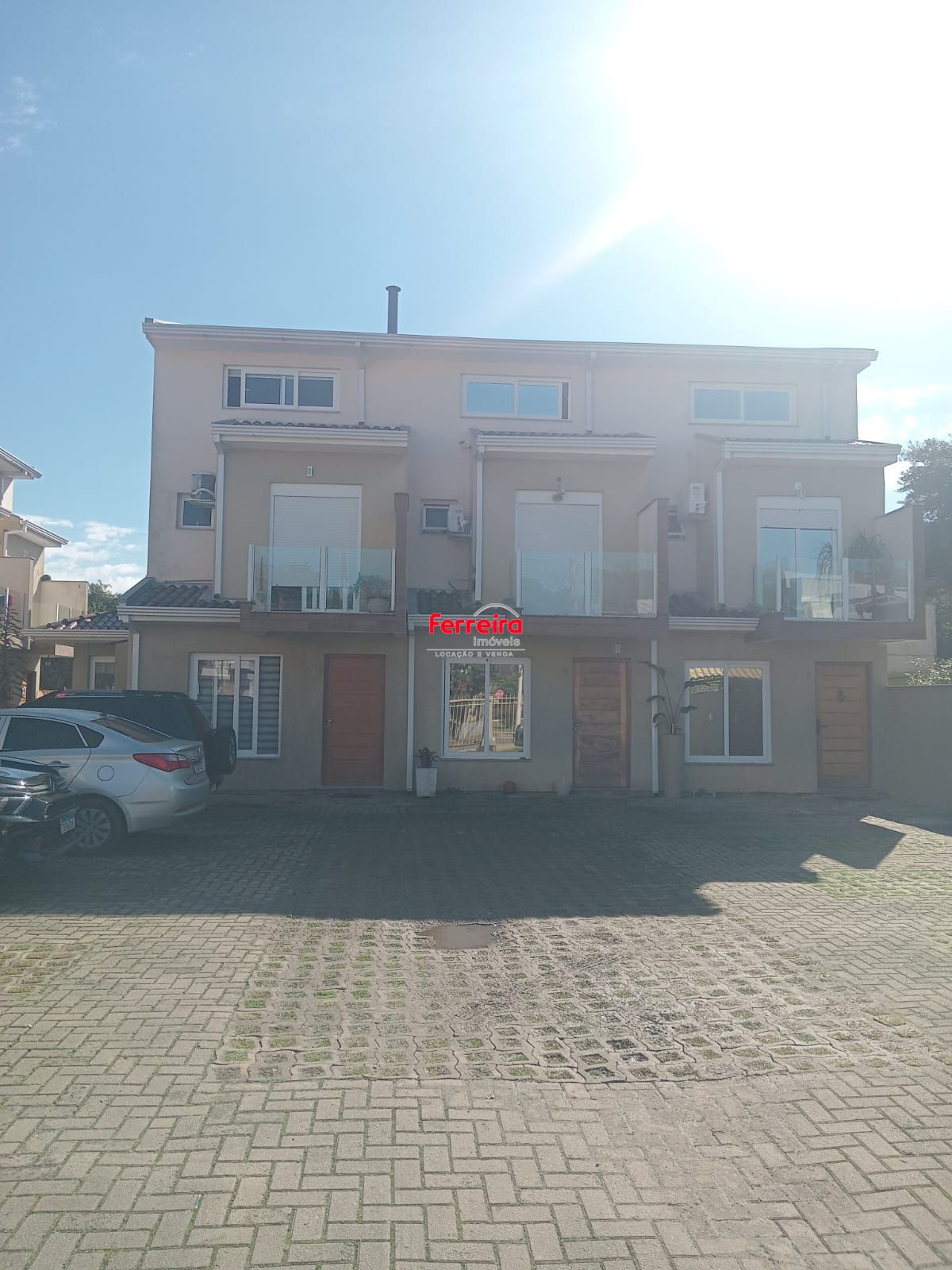 Casa em Condomínio com 2 Suítes e Sótão no Bairro Vila Nova