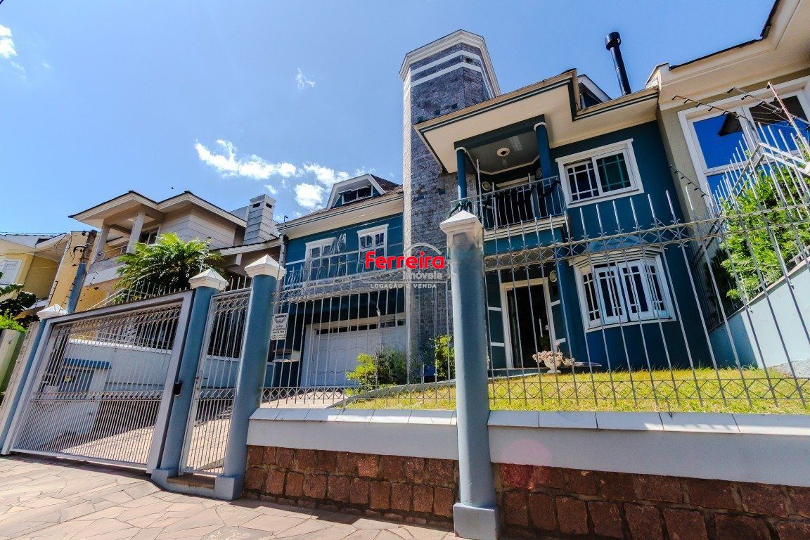 Casa de 4 dormitórios, sendo 1 suíte e 4 vagas de garagem em Canoas.
