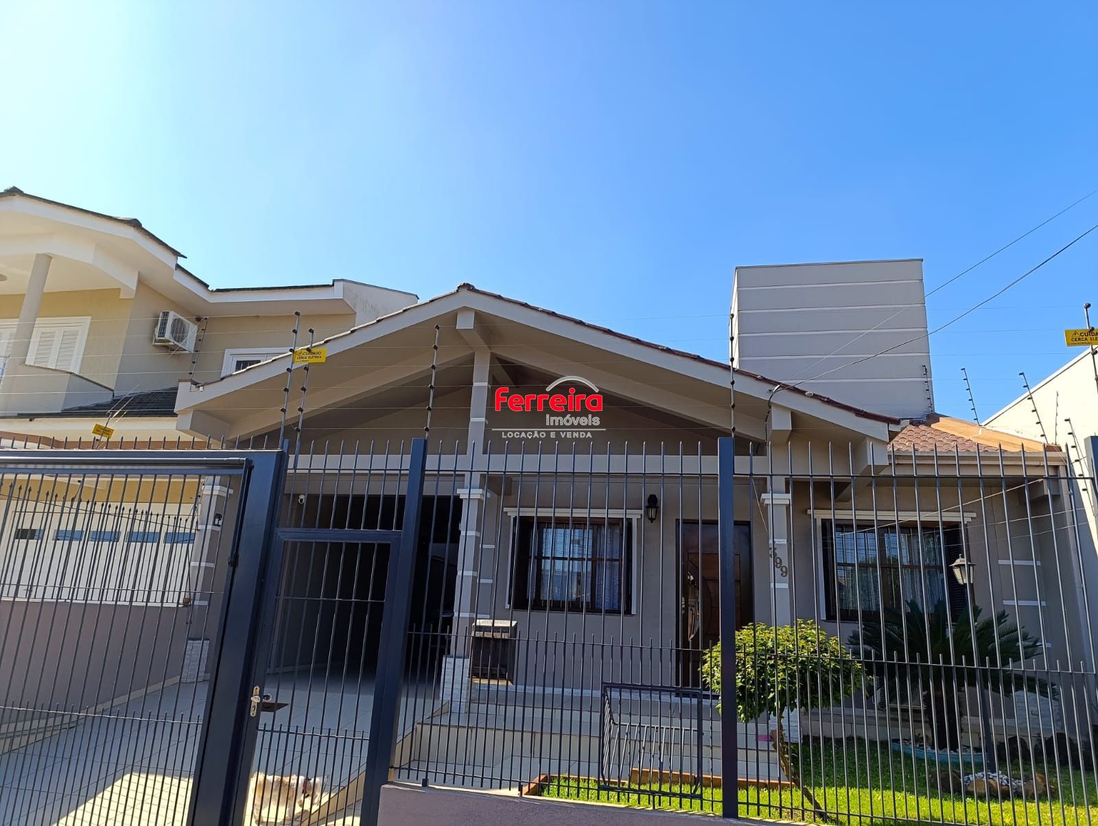 Casa de 3 quartos,suíte,churrasqueira, 3 vagas no bairro Sarandi