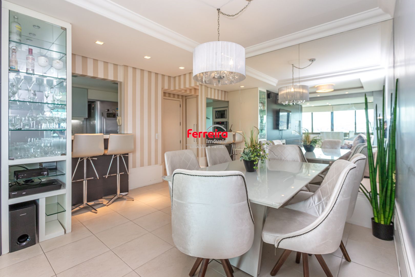 Apartamento de 97m², 2 dormitórios,1suíte, 3 vagas de garagem no Jardim Botânico