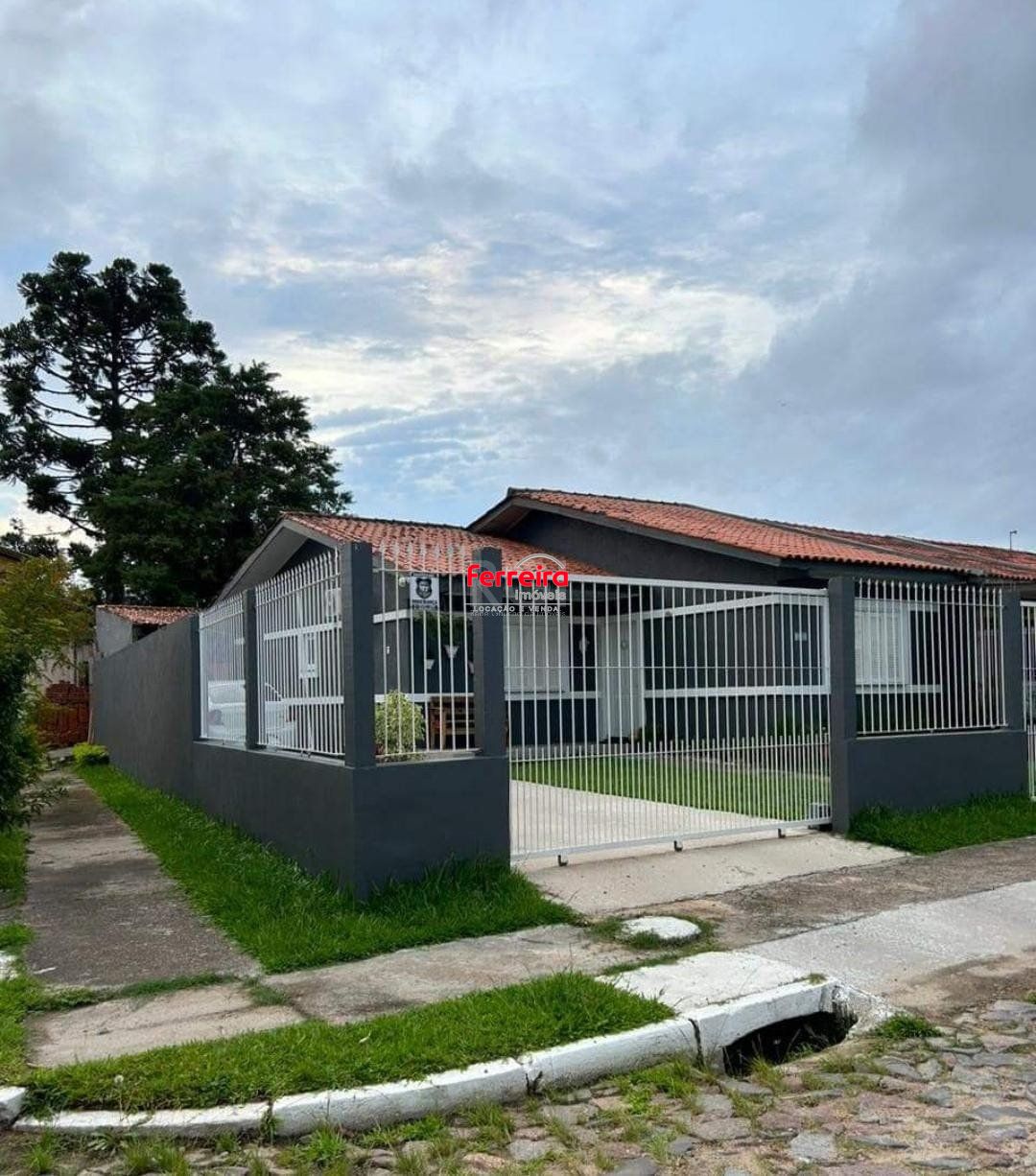 Casa no bairro Hípica - 4 dormitórios