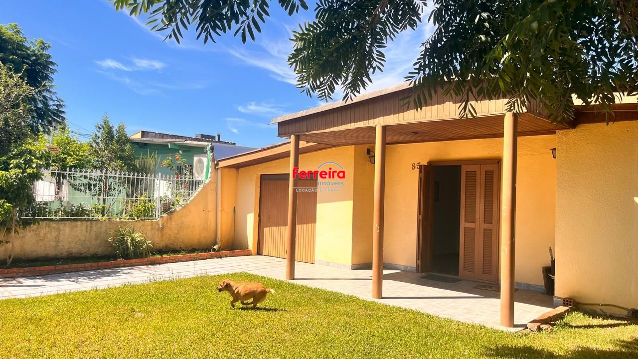Casa térrea de 3 dormitórios, 3 vagas, churrasqueira pátio no bairro Ruben Berta