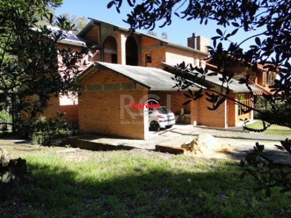 Casa Condominio para Venda - 480m², 3 dormitórios, sendo 2 suites, 2 vagas - Elsa