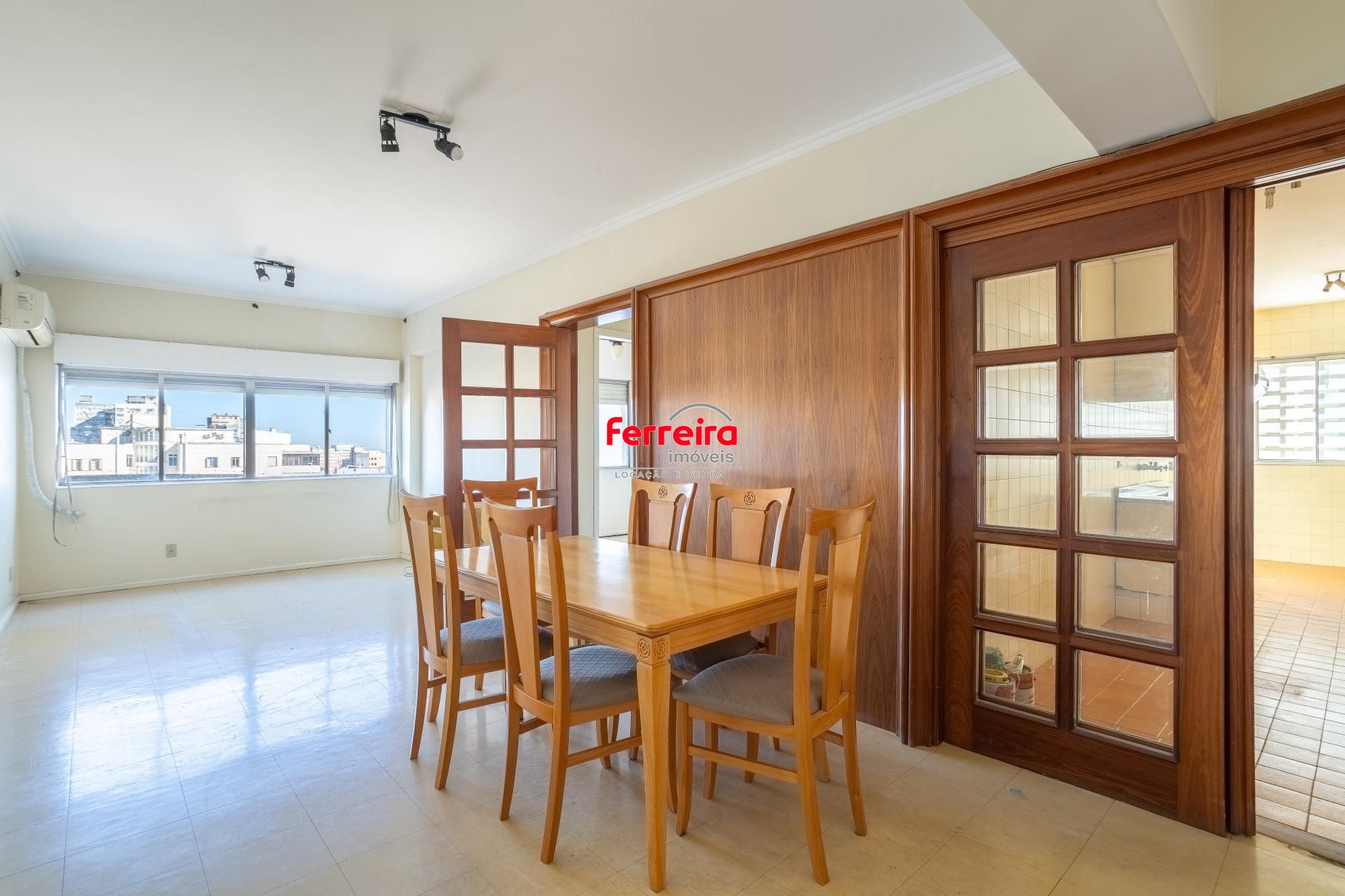 Apartamento de 2 dorm./ na Av. Independência, / Em frente ao Complexo Hospitalar Santa Casa e próximo à UFRGS.