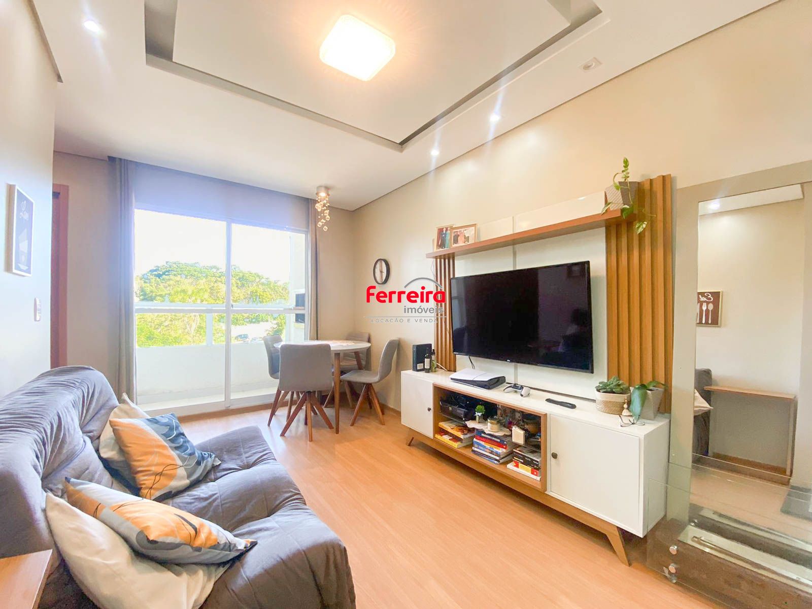 Apartamento / 2 Quartos / Sacada e Churrasqueira / 1 Vaga / Santa Fé / Porto Alegre / RS