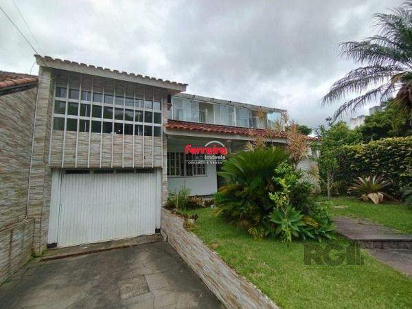 Casa em Porto Alegre, no bairro Ipanema, com 6 dormitório(s), e 6 banheiros, à venda.
