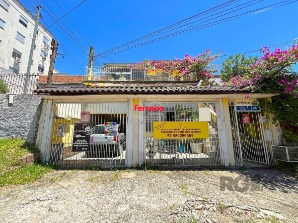 Casa em Porto Alegre, no bairro Jardim Itu, com 2 dormitório(s), e 2 banheiros, à venda.