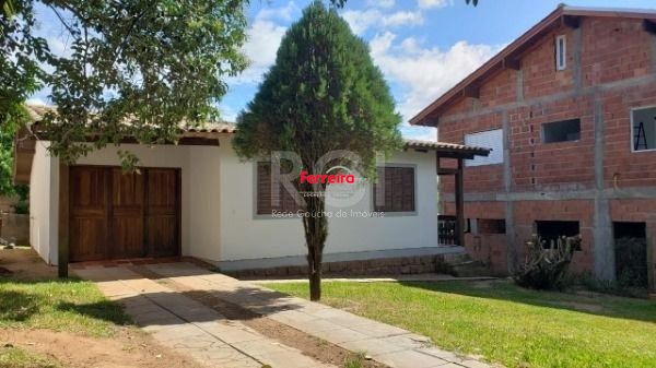 Casa em Porto Alegre, no bairro Hípica, com 2 dormitório(s), e 2 banheiros, à venda.