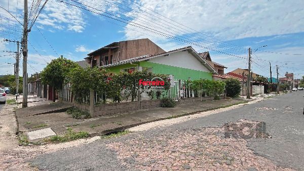 Casa em Porto Alegre, no bairro Hípica, com 2 dormitório(s), e 2 banheiros, à venda.