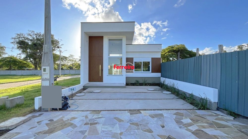Esta casa de condomínio, localizada na Avenida Juca Batista