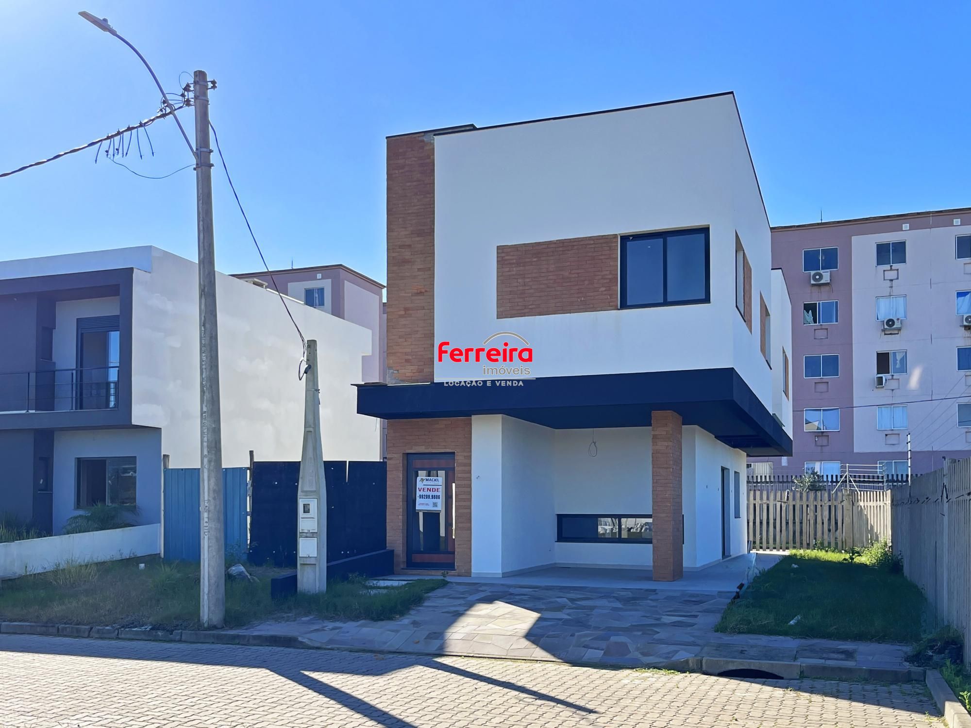 Casa em Porto Alegre, no bairro Hípica, com 3 dormitório(s), e 3 banheiros, à venda.