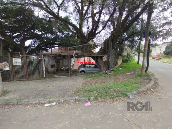 Terreno de esquina em Porto Alegre, no bairro Santa Tereza, à venda.