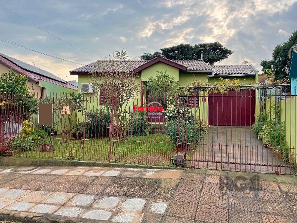 Casa em Porto Alegre, no bairro Ipanema, com 2 dormitório(s), e 2 banheiros, à venda.