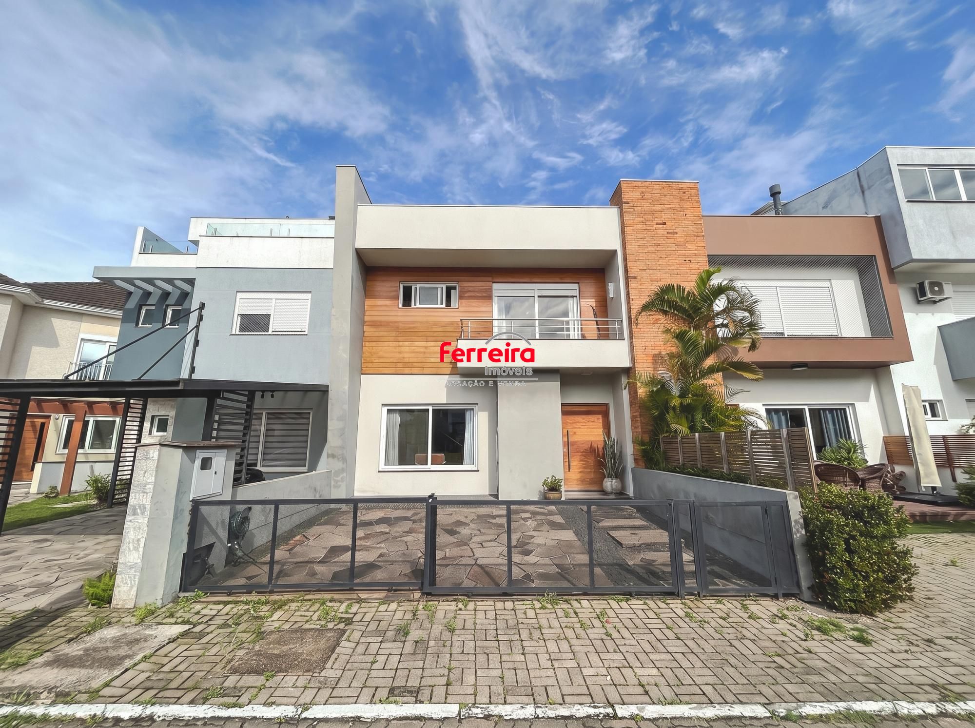 Casa 3 dormitórios com 150m2 em condomínio com infraestrutura no bairro Hípica!