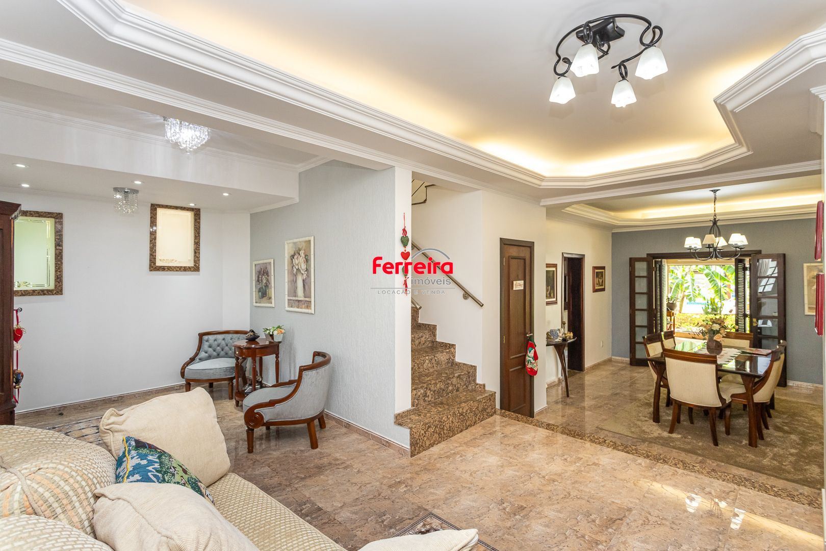 Casa de 272m², 4 dormitórios, 2 suítes e 4 vagas de garagem, no bairro Ipanema, próxima à orla do Guaíba.