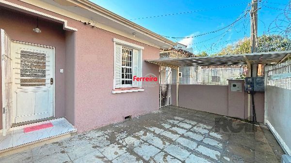 Casa em Porto Alegre, no bairro Medianeira, com 3 dormitório(s), e 3 banheiros, à venda.