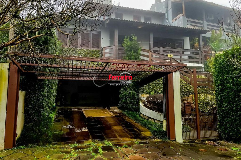 Casa de 3 dormitórios com piscina no bairro Teresópolis, em Porto Alegre.
