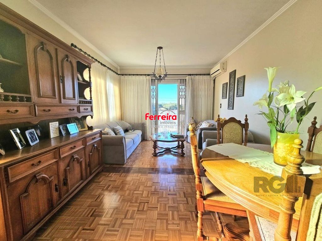Casa de 4 dormitórios á venda no bairro Partenon