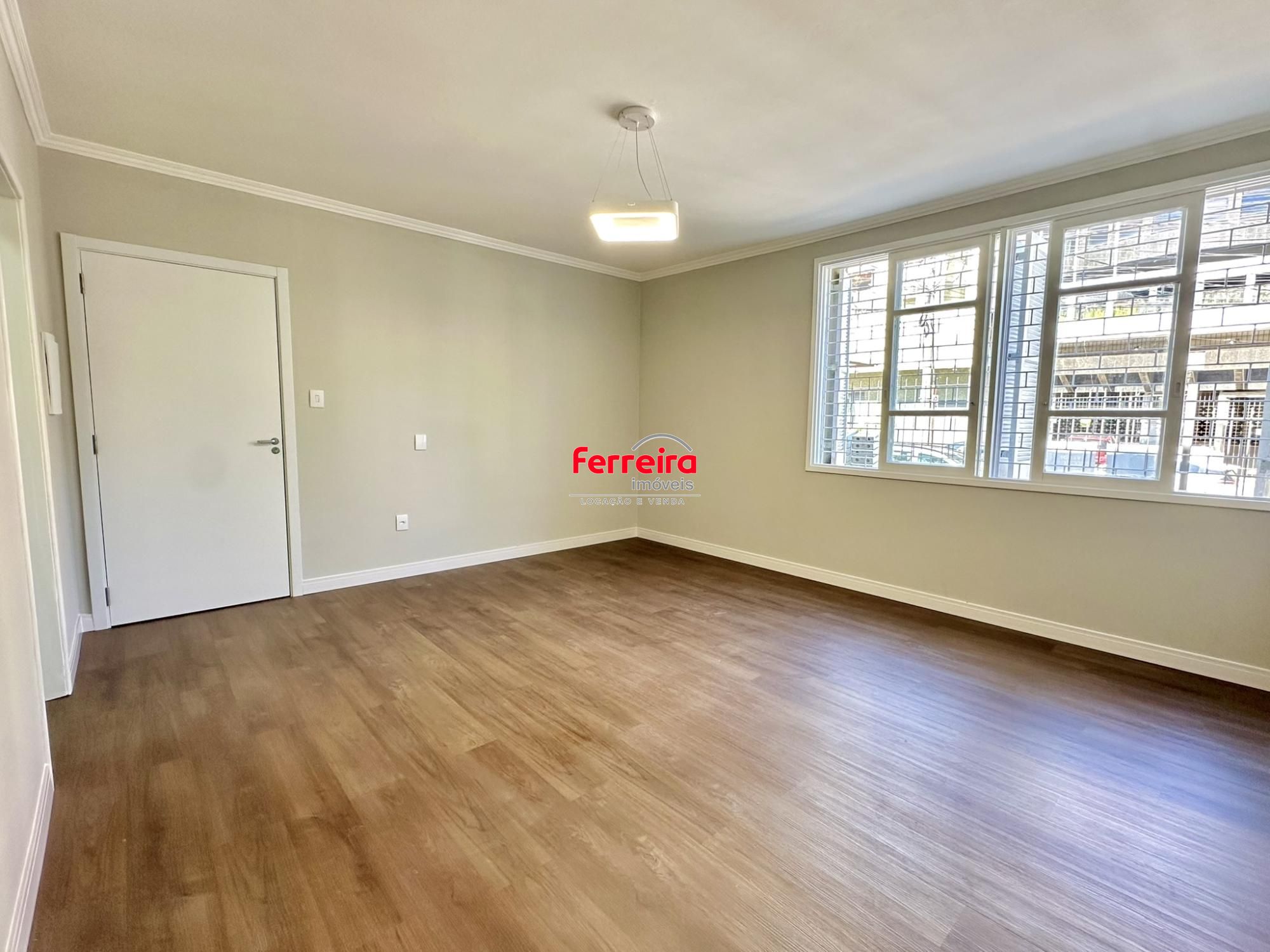 Amplo apartamento 1 dormitório com 57m² de frente no Menino Deus