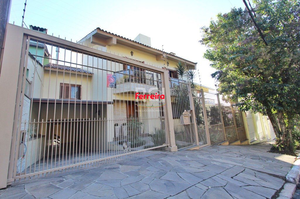 Casa para Venda - 250m², 3 dormitórios, sendo 1 suites, Teresópolis