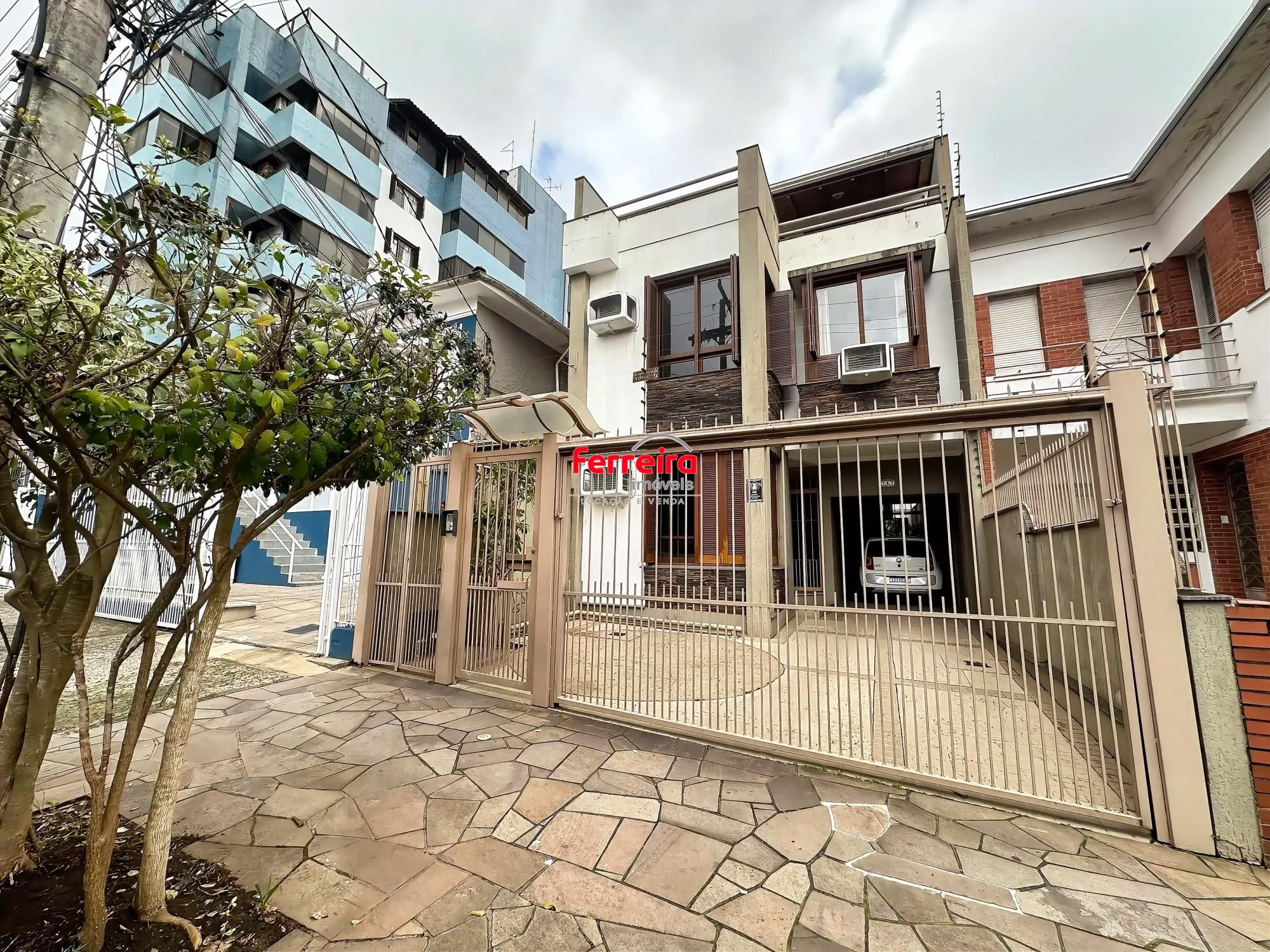 Casa com 4 dormitórios e 309m² à venda em Floresta, Porto Alegre.