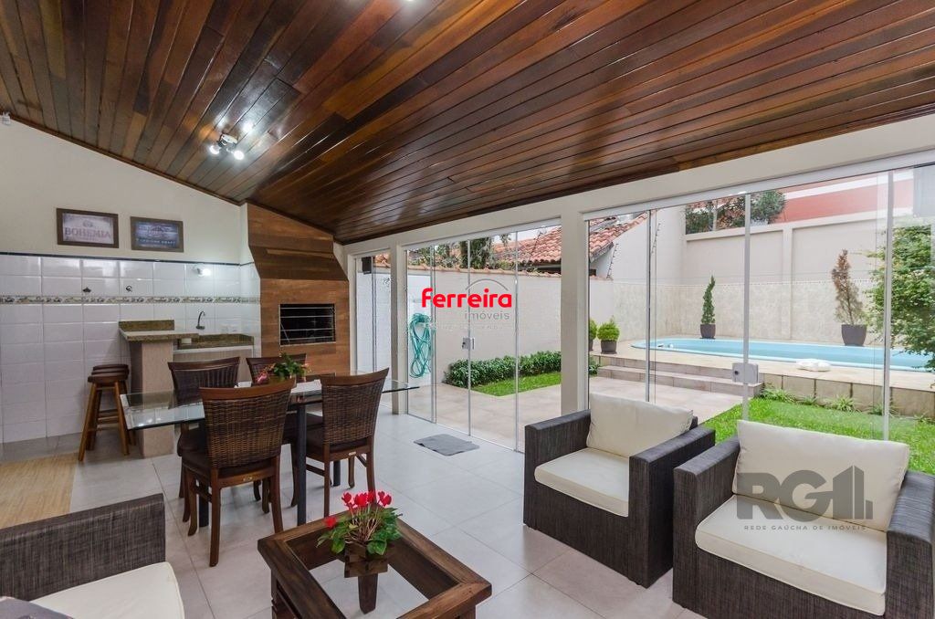 Excelente casa de 379m² com 3 dormitórios, piscina e 4 vagas.