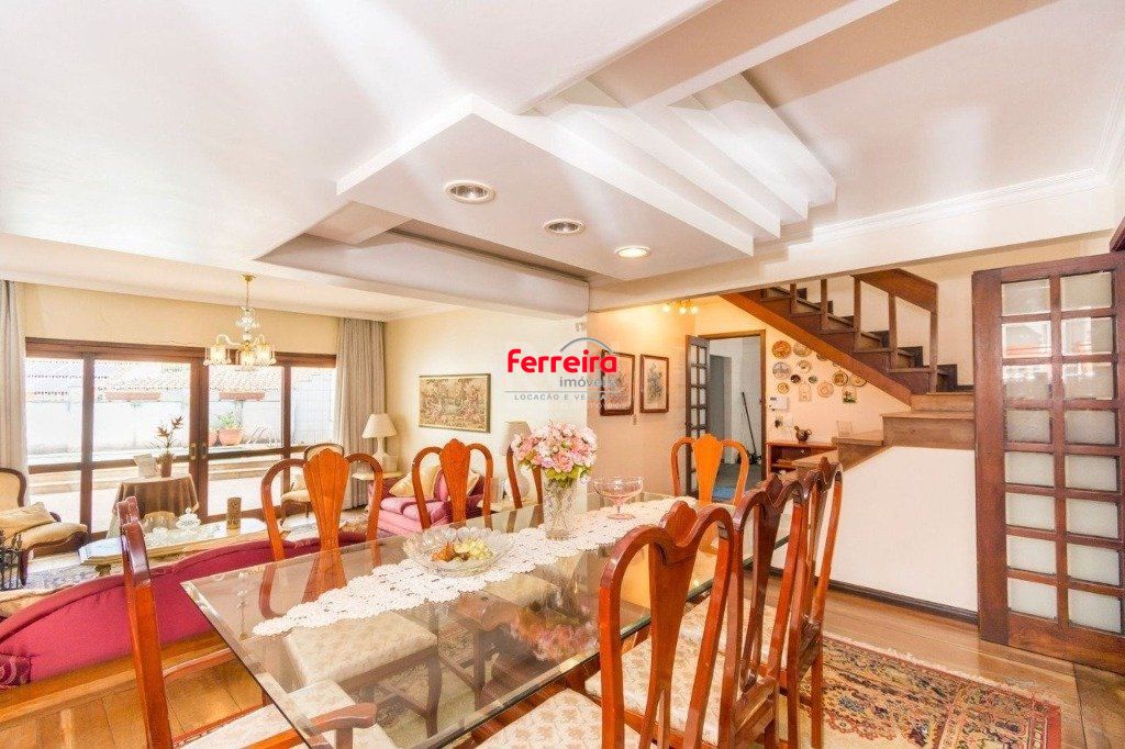 Casa de  333m² com 4 dormitórios, pátio com piscina, espaço gourmet com churrasqueira e 4 vaga de garagem no bairro Passo da Areia