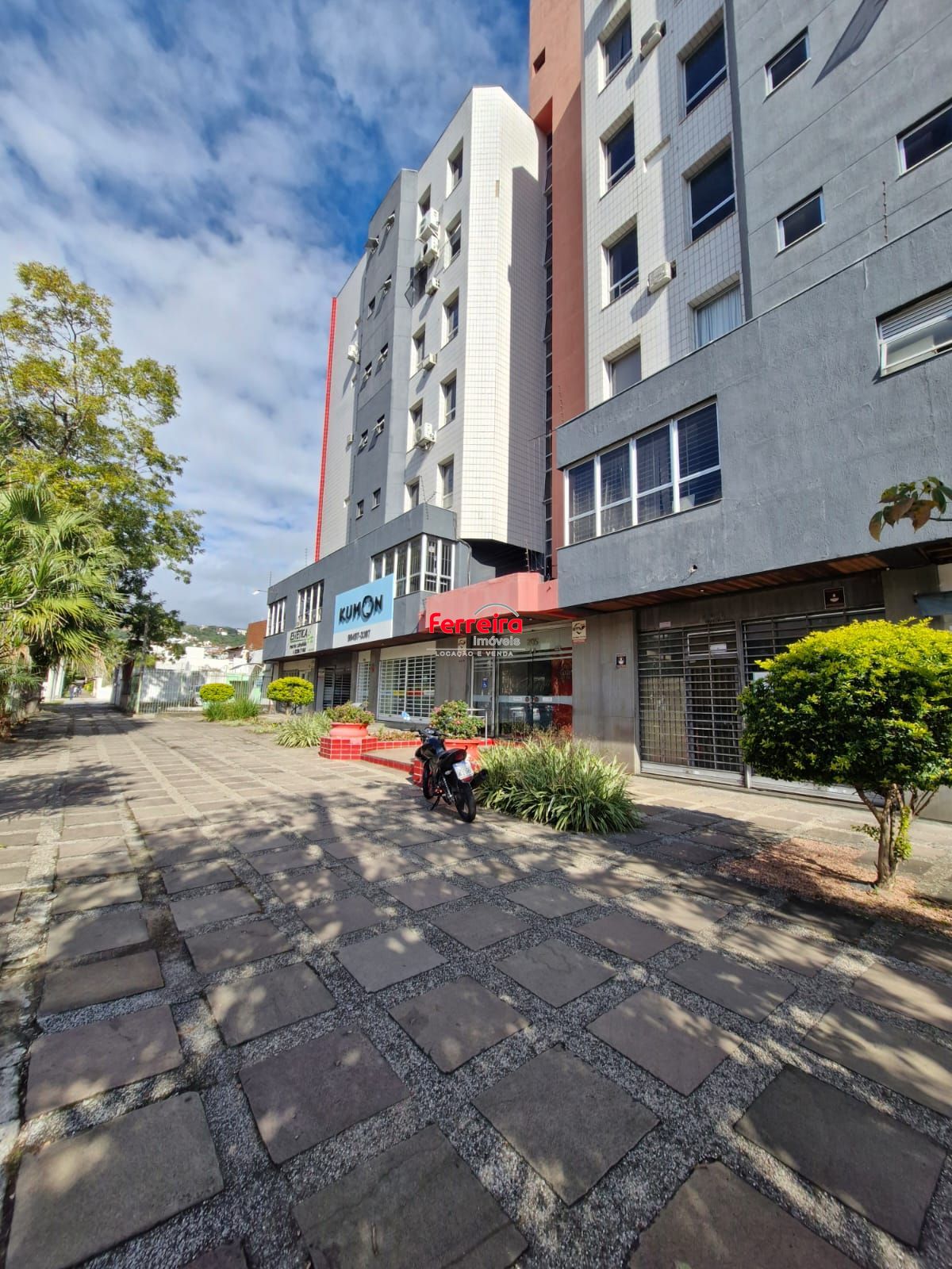 Sala comercial em prédio com elevador, no bairro Teresópolis.