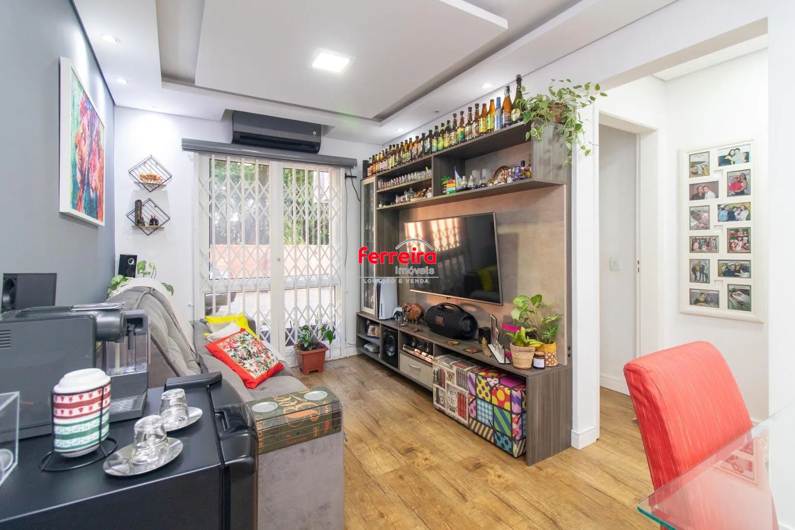 Apartamento de 2 dormitórios com 1 vaga de garagem. Prédio com elevador. Bairro Cristal