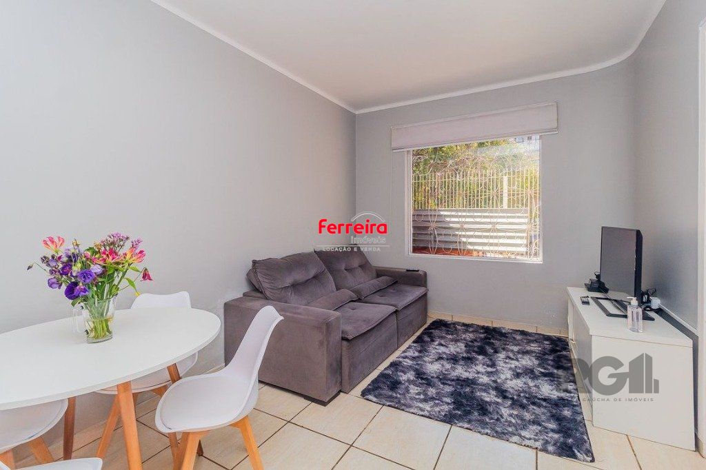 Casa com 99,73m², 2 dormitórios, 2 vagas no bairro Floresta