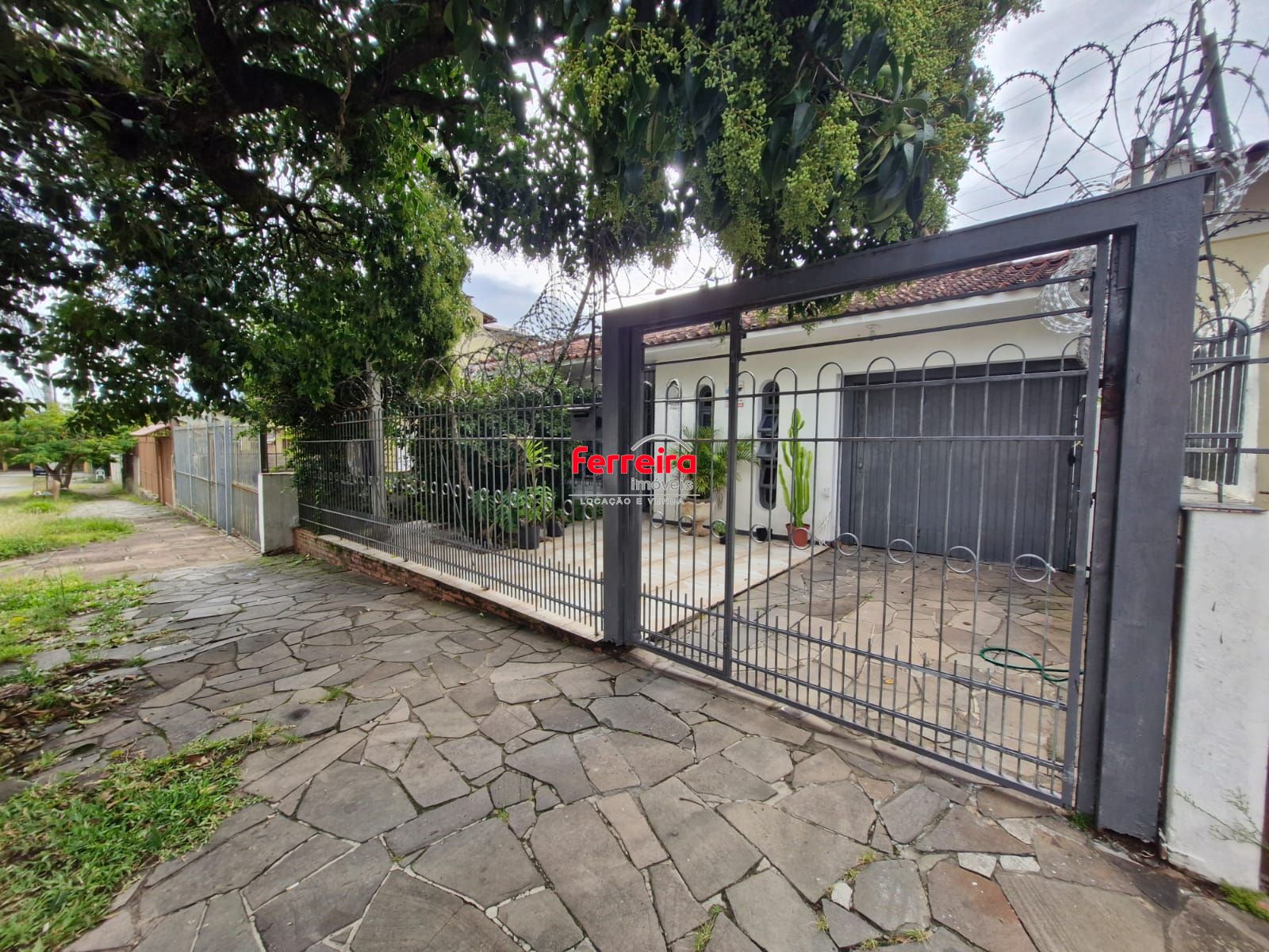 Casa com 3 dormitórios e edícula nos fundos no bairro Nonoai.