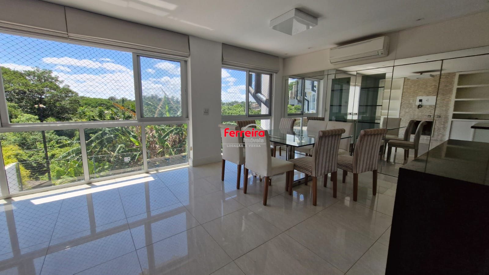 Casa em Condominio fechado, 5 dormitórios com infraestrutura completa