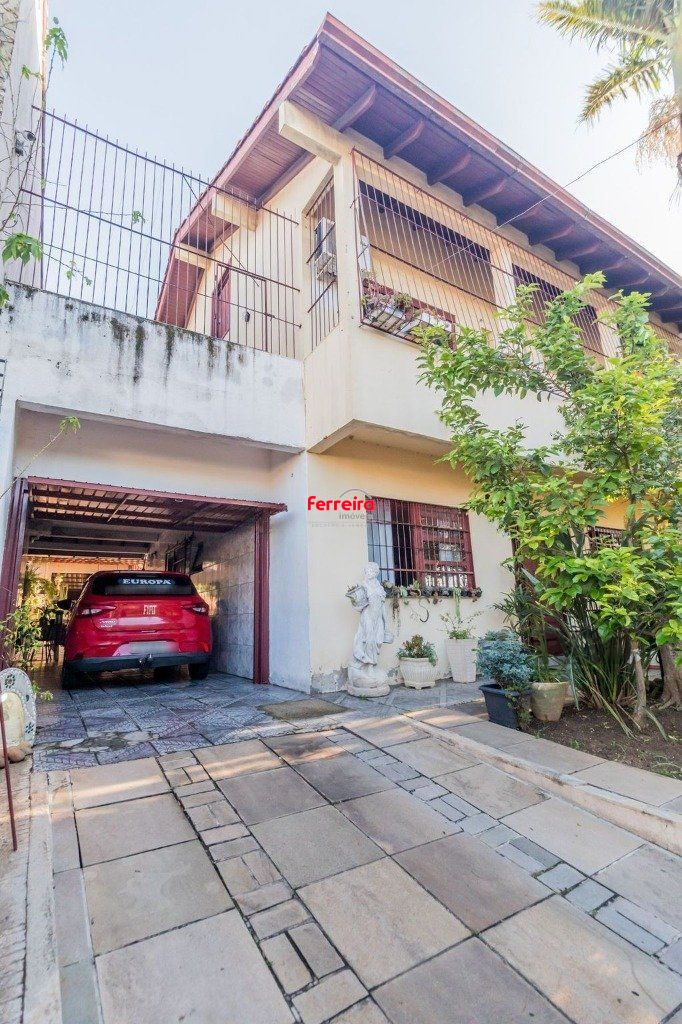Sobrado de 215m² - 4 dormitórios, 5 vagas no bairro Passo das Pedras