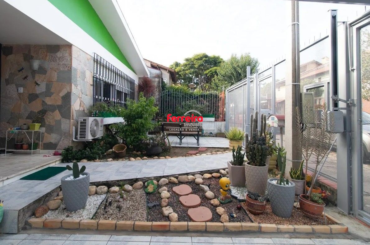 Casa com 4 dormitórios e energia solar no bairro Nonoai.