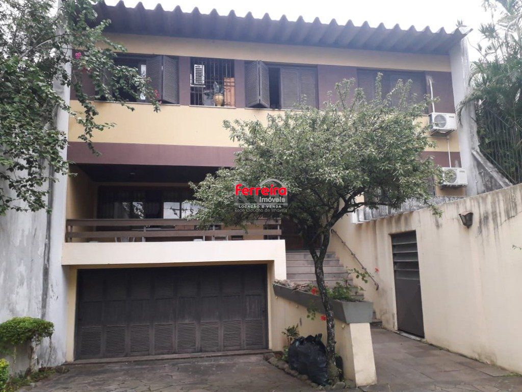 Casa para Venda - 311m², 4 dormitórios, sendo 2 suites, 4 vagas - Glória