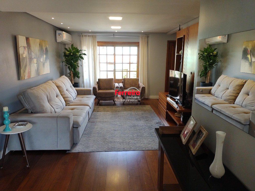 Excelente casa com 03 suíte, espaço gourmet com churrasqueira, living com lareira, pátio com piscina e garagem para 02 carros no bairro Espírito Santo