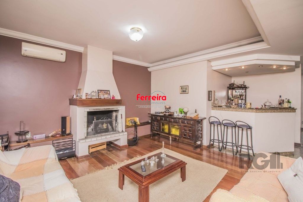 Casa de 329m² - 4 dormitórios, 1 suíte, 6 vagas no bairro Vila Jardim
